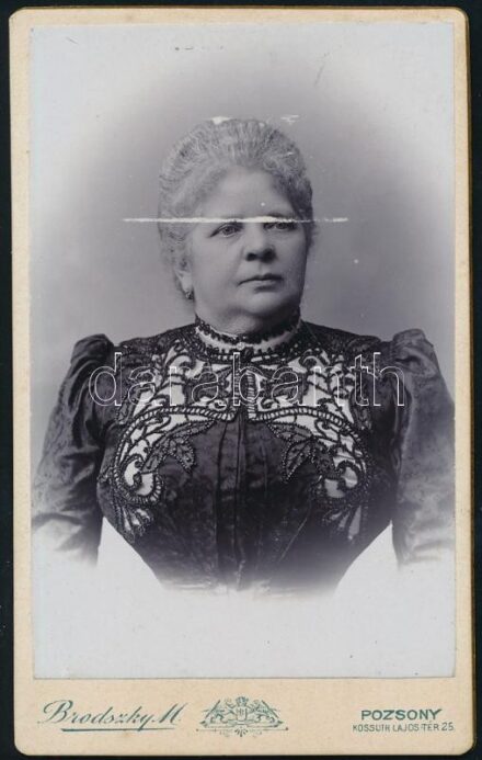 cca 1890 Női portré, keményhátú fotó Brodszky pozsonyi műterméből, sérüléssel, 10,5×6,5 cm