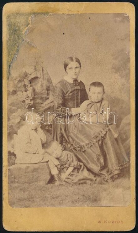 cca 1875 Családi portré, keményhátú fotó Kozics Ede pozsonyi műterméből, sérült, 10×6 cm