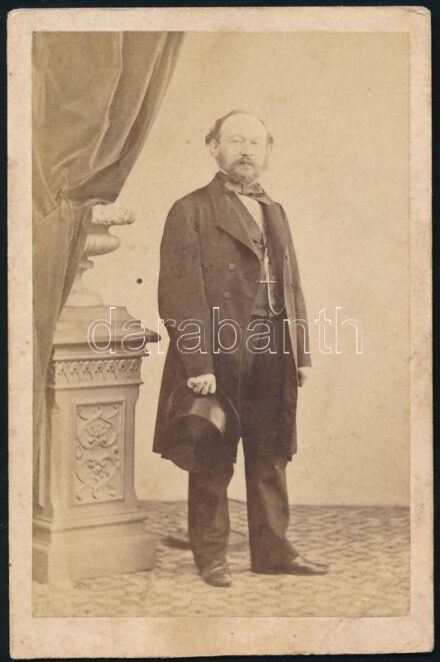 1863 Férfiportré, keményhátú fotó Haftner bécsi műterméből, dedikált, 9,5×6,5 cm