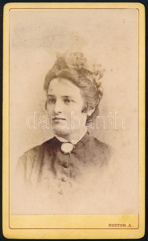 cca 1870 Női portré, keményhátú fotó Doctor Albert pesti műterméből, 10×6 cm