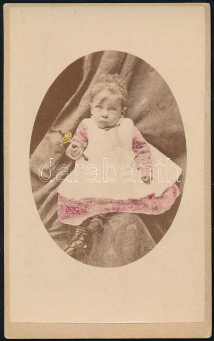 1873 Gyerekportré, színezett keményhátú fotó Kaltenecker műterméből, 10×6 cm