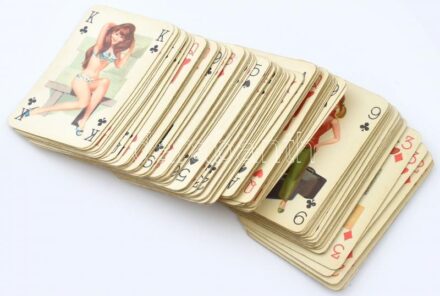 Két pakli pin-up kártya. Néhány lap kisebb sarokhiánnyal