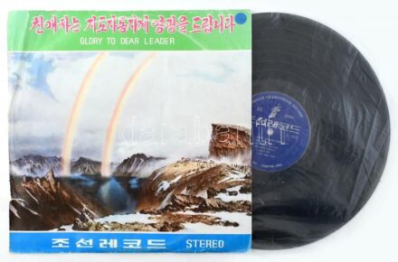 Észak-koreai hanglemez a Kedves Vezért éltető dalokkal