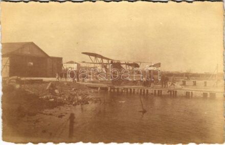 ~1916 Pola, Pula; Osztrák-magyar haditengerészet hidroplánja a kikötőben, egyik az L-181 lajstromjelű / K.u.K. Kriegsmarine Wasserflugzeug / WWI Austro-Hungarian Navy hydroplane, seaplane. photo
