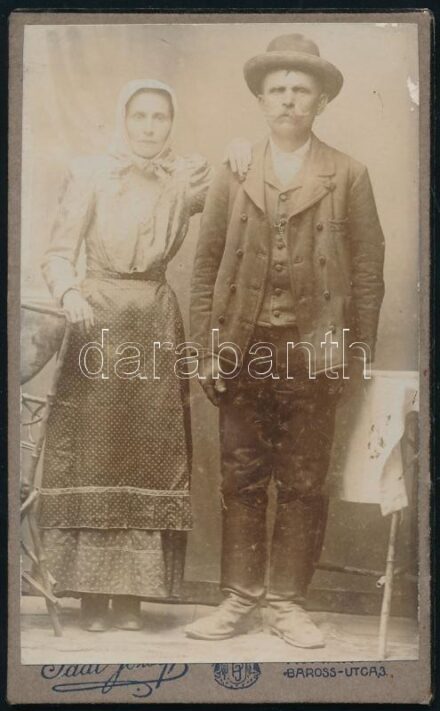 cca 1915 Házaspár portréja, keményhátú fotó Paál József komáromi műterméből, 10,5×6,5 cm
