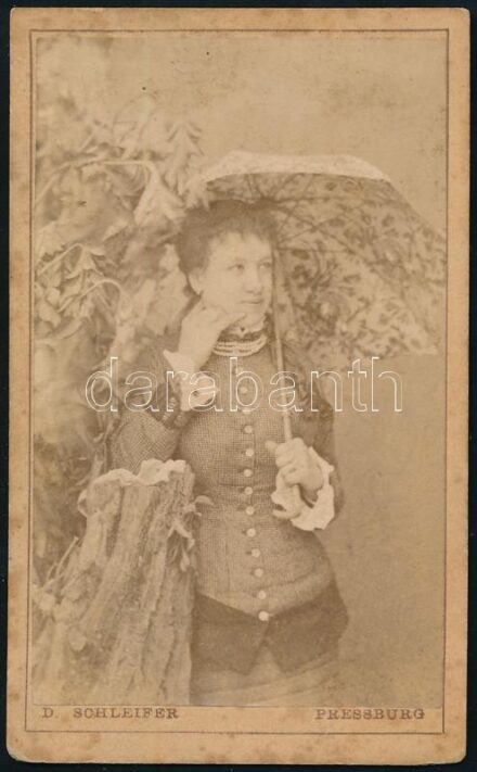 cca 1880 Női portré, keményhátú fotó Schleifer pozsonyi műterméből, 10,5×6,5 cm