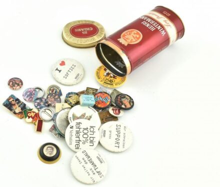 Vegyes jelvények fém szivar dobozban