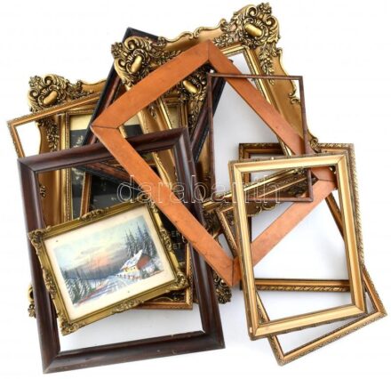 12 db dekoratív képkeret, kopott, apró sérülésekkel, 34,5x24,5 és 45,5x31,5 cm között.