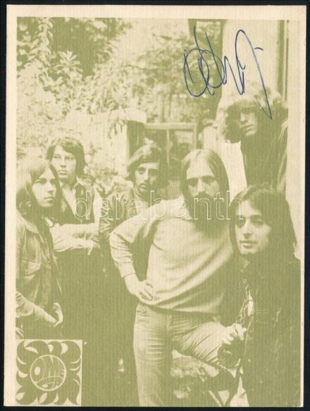 Kóbor János (1943-2021) Kossuth-díjas és Liszt Ferenc-díjas magyar énekes, az Omega együttes tagjának aláírása az őt ábrázoló képen