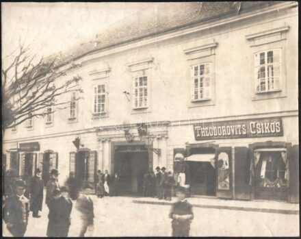 cca 1890 Székesfehérvár, Theodorovits és Csikós üzletének képe, nyüzsgő forgataggal az utcafronton,(Szőgyény-Marich-ház (Szent István Művelődési Ház), fotó, szakadt, a hátoldalakon papírnyomokkal, 23x29 cm