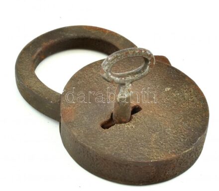 Antik vas lakat, kulccsal 11 cm