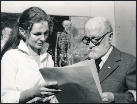 1984 Barcsay Jenő (1900-1988) festőművész műhelyében, háttérben a 'Művészeti Anatómia' könyvéhez felhasznált csontvázzal, fotó, szép állapotban, 18×24 cm