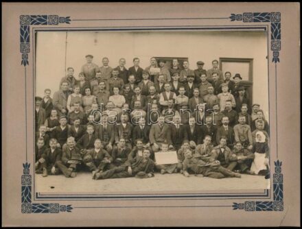 cca. 1900 Magyar Ólomárugyár és Fémkereskedelmi Rt. dolgozói. Szecessziós díszítésű kartonra kasírozva. 11,5x17cm