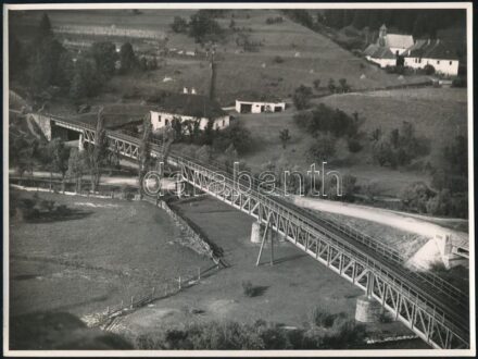 1941 A gyimesi ezeréves határ, Erdély visszatérése után, az idegenforgalom népszerűsítésére készített fotósorozat része, Czvek Gyula fotó, jó állapotban, hátoldalon feliratozva, pecsételve, 18×23 cm