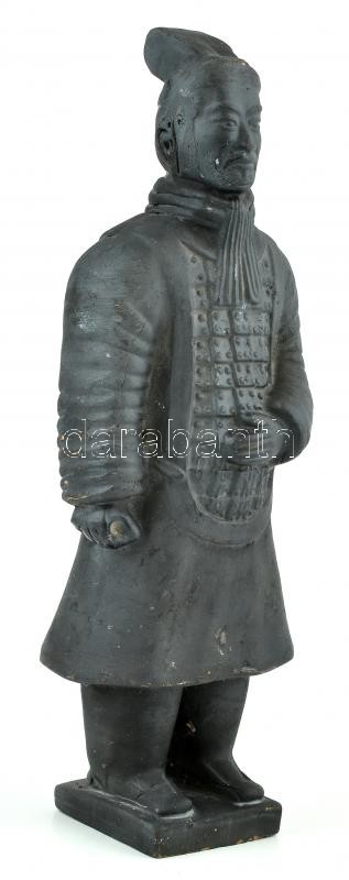 Agyag Hadsereg katonája, Qin Shi Huang Di (Kr.e. 259 - 210) kínai császár mauzóleumából. Kicsinyített másolat (Replika) szobor, sérült, m: 22 cm, öntött kerámia.