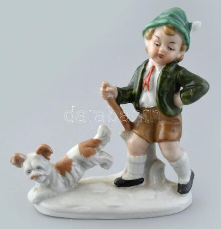 Német porcelán kisfiú kutyával, kézzel festett, jelzés nélkül, kopásnyomokkal, m: 11 cm