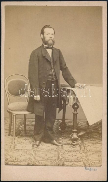 1866 Elegáns férfi portréja, keményhátú fotó K. Regner műterméből, 10,5×6 cm
