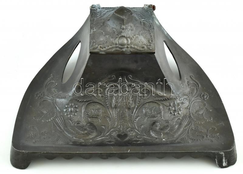 Ón tintatartó üvegbetéttel, kopott, sérült, népi szecessziós relief motívummal. m:9cm