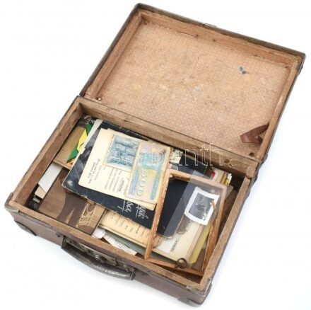 Kis bőröndnyi papírrégiség