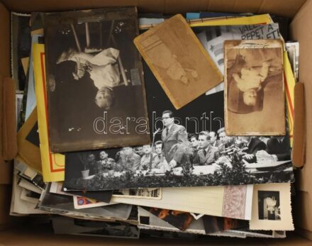 Kartondoboznyi vegyes papírrégiség, közte fényképalbum, képeslapok, fotók, stb.