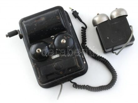 1940-1950 Kurblis telefon kézi beszélő nélkül, + csengő. (Magyar Posta Tulajdona) Kopott, hiányos....