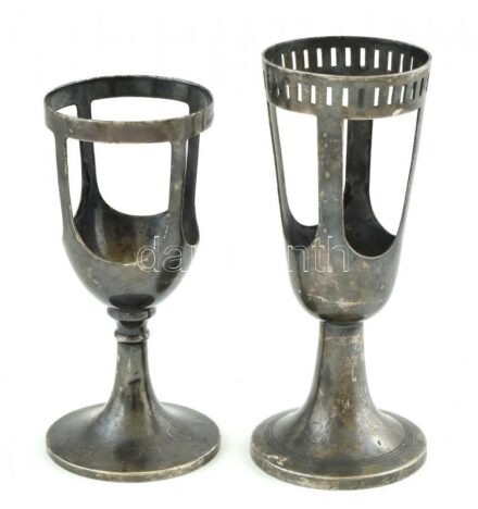 cca 1900-1910 össz. 2 db alpakka üvegbetét nélküli pohártartó kehely: Zombor, Vadászkürt kávéház, Szandrik, jelzett. m: 13 cm és Szeged, Központi Szálloda, Hacker, jelzett, m: 15 cm, mindkettő kopásnyomokkal