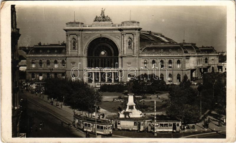 Budapest VII. Keleti pályaudvar, vasútállomás, Baross szobor, villamos 'Bednay műbútor' reklámmal (kopott sarkak / worn corners)