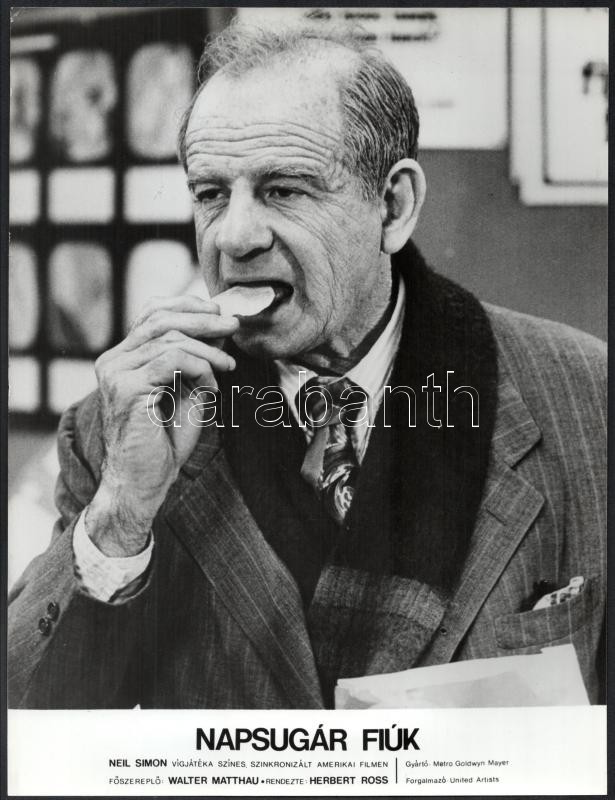 1975 Walter Matthau (1920-2000) amerikai színész a ,,Napsugár fiúk' című filmben, 3 db produkciós filmfotó, 24x18 cm - Image 2