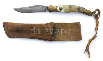 Jelzett vadász bicska, zsebkés, Válik jelzéssel a pengén, bőr tokkal, réz és szaru markolattal, h: 26 cm