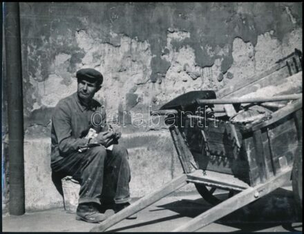 1963 Kriss Géza: Az utca embere című, feliratozott vintage fotóművészeti alkotás, 18x23,5 cm