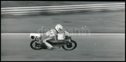 cca 1965 Motorversenyző, jelzés nélküli vintage fotóművészeti alkotás, 11,7x24 cm