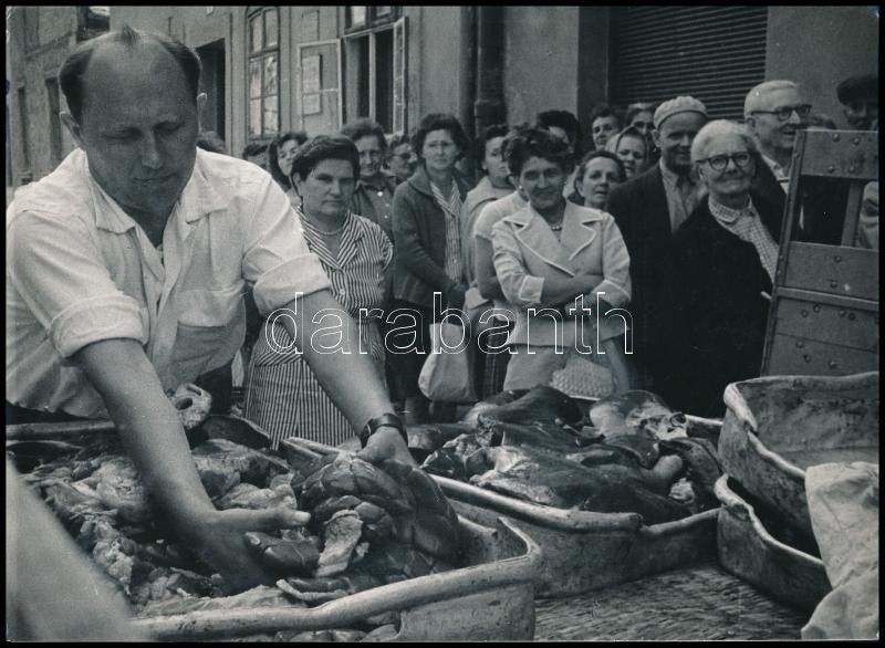 1963 Schrammel Ferenc: Áruérkezés című, feliratozott, aláírt vintage fotóművészeti alkotás, 18x24,5 cm