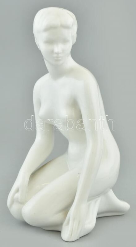 Aquincumi térdelő akt, fehér mázas porcelán, jelzés nélkül, apró kopás. m: 23 cm
