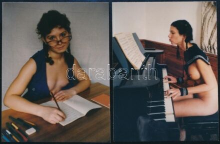 cca 1991 Különórák szorgalmas tanulói, Menesdorfer Lajos (1941-2005) budapesti fotóművész hagyatékából, 2 db jelzés nélküli vintage fotó az aktfényképezés műfajából, 8,8x6,7 cm