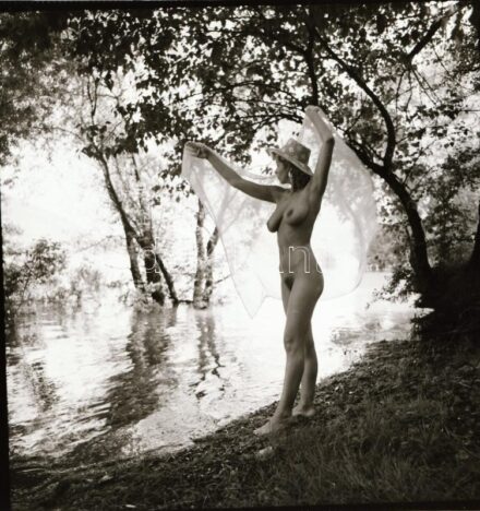 cca 1985 Éva lubickolni készül, Menesdorfer Lajos (1941-2005) budapesti fotóművész hagyatékából, 5 db vintage NEGATÍV az aktfényképezés műfajából, 6x6 cm