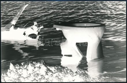 cca 1982 Gergelyiugornya, folyóvizes öblítés a Tiszában, vintage fotó (negatívba átfordítva), 9x14 cm