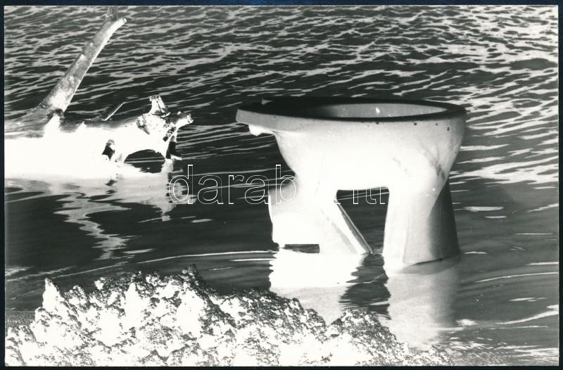 cca 1982 Gergelyiugornya, folyóvizes öblítés a Tiszában, vintage fotó (negatívba átfordítva), 9x14 cm