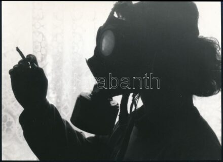 cca 1980 Egy óvatos dohányos, jelzés nélküli vintage fotó, 13x18 cm