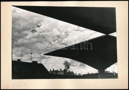 1973 Balogh Ferenc (1923-1993) békéscsabai fotóművész hagyatékából 1 db vintage fotóművészeti alkotás (Ablak előtt), albumlapra felragasztva; a hátoldalon Szabó Ferenc alkotása látható, szintén vintage fotó, az adatok forrása