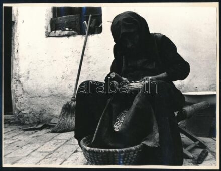 1974 Végh Elek kőbányai fotóművész hagyatékából 1 db vintage fotóművészeti alkotás, albumlapra felragasztva, átvilágítva a feliratozás is olvasható, 18x24 cm