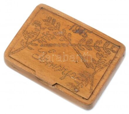 1915 Somorja pirografált fa doboz, 7×9 cm