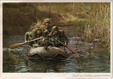 Második világháborús német katonai lap. Átkelés egy folyóágon gumicsónakon. Weber haditudósító felvétele. Reproduktion und Offsetdruck Carl Werner / WWII German military, soldiers crossing the river in an inflatable boat (fa)