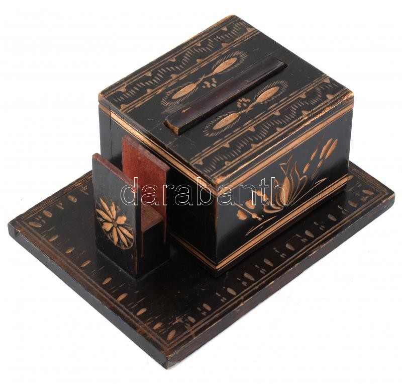 Faragott fa cigarettaadagoló, kopásnyomokkal, 16,5×12,5×8 cm