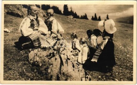 Helpa (Gömör, Gemer); Velká noc v Helpe, V nedel'u odpoludnia. Národopisny odbor Matice Slovenskej / Húsvét / Easter in Helpa, Sunday afternoon, folklore