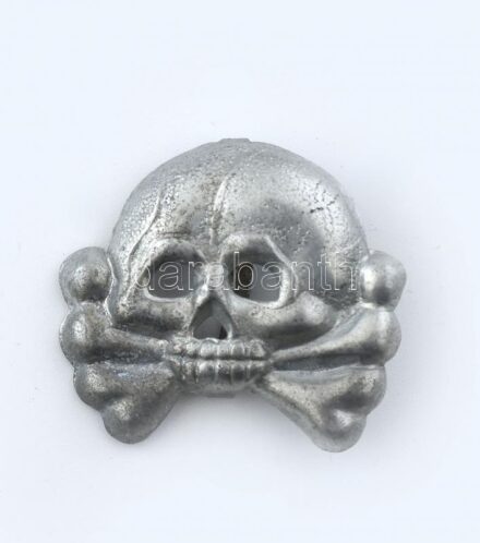 SS halálfejes sapkajelvény. Aluminium, korai változat. Replika? / SS-Totenkopf early badge 23x20 mm