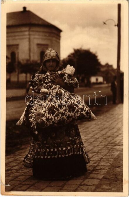 Mezőkövesdi menyecske gyermekével / Hungarian folklore