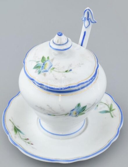 Virágmintás porcelán mustártartó kanállal, kézzel festett, jelzés nélkül, kopásnyomokkal, kanál ragasztott, m: 13 cm