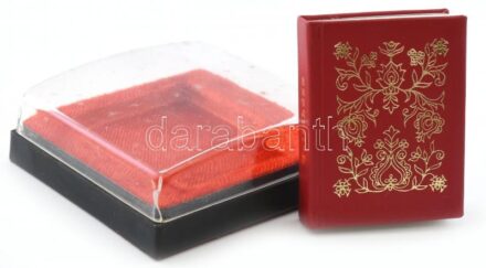 Dr. Sikota Győző: Hollóházi porcelán. Miskolc, 1979, Miniatűrkönyv Gyűjtők Klubja - Hollóházi Porcelángyár. Színes fotókkal. Kiadói aranyozott műbőr kötés, kiadó díszdobozban, jó állapotban. Számozott (1529./1900)