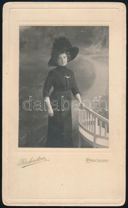 cca 1910 Hölgy műtermi portréja, kartonra kasírozott fotó Rechnitzer pancsovai műteréből, 15,5×11,5 cm