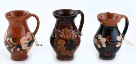 3db mini népművészeti köcsög, kézzel festett kerámia, kopott, mázrepedt, apró lepattanásokkal, m: cca. 8cm
